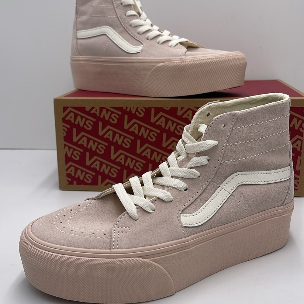 Vans WMNS Sk8-Hi Tapered Stacked Suede Shell
VN0A5JMKBXO
Platforms Sneakers - Picture 15 of 16